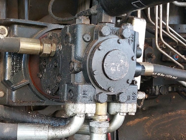 HYDROSTATIC PUMP 87631663